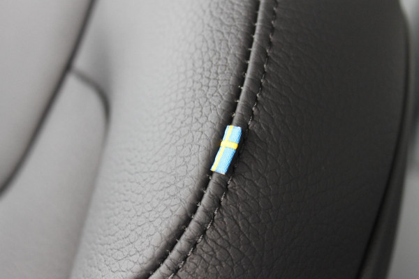 Volvo V60 T6 350PK Automaat Plug-in hybrid AWD Plus Dark Long Range / Google infotainment / Cruise Control / Lederen bekleding / Keyless entry / Elektrisch bedienbare voorstoelen met geheugen / Verwarmbare voorstoelen