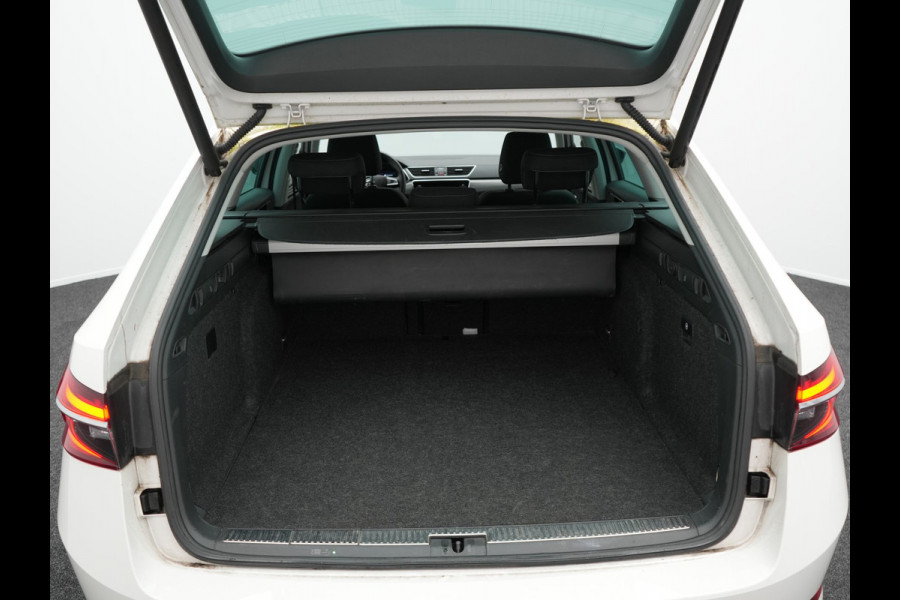Škoda Superb 1.4 TSI iV Business Edition Plus Plug In Hybrid 218pk PHEV | Trekhaak af Fabriek | Adaptive Cruise | Carplay | Electrische Sportstoelen met Memory |  Keyless |  Chrystal Led |