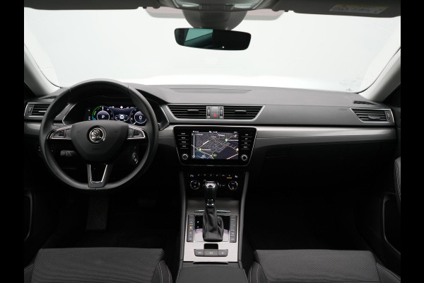 Škoda Superb 1.4 TSI iV Business Edition Plus Plug In Hybrid 218pk PHEV | Trekhaak af Fabriek | Adaptive Cruise | Carplay | Electrische Sportstoelen met Memory |  Keyless |  Chrystal Led |