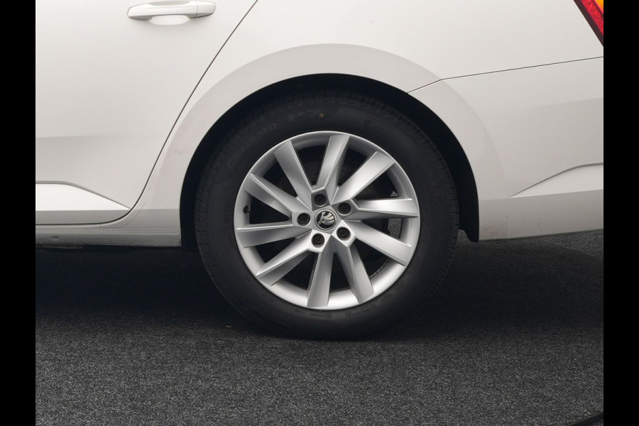Škoda Superb 1.4 TSI iV Business Edition Plus Plug In Hybrid 218pk PHEV | Trekhaak af Fabriek | Adaptive Cruise | Carplay | Electrische Sportstoelen met Memory |  Keyless |  Chrystal Led |