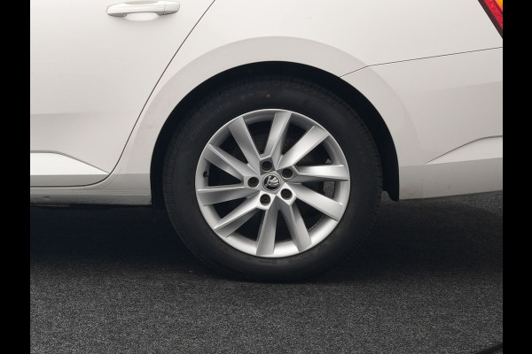 Škoda Superb 1.4 TSI iV Business Edition Plus Plug In Hybrid 218pk PHEV | Trekhaak af Fabriek | Adaptive Cruise | Carplay | Electrische Sportstoelen met Memory |  Keyless |  Chrystal Led |