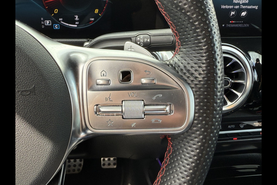 Mercedes-Benz Glb 200 Business Solution AMG | Pano | Trekhaak | ACC | 360* Camera | LED | DAB+ | 19 inch