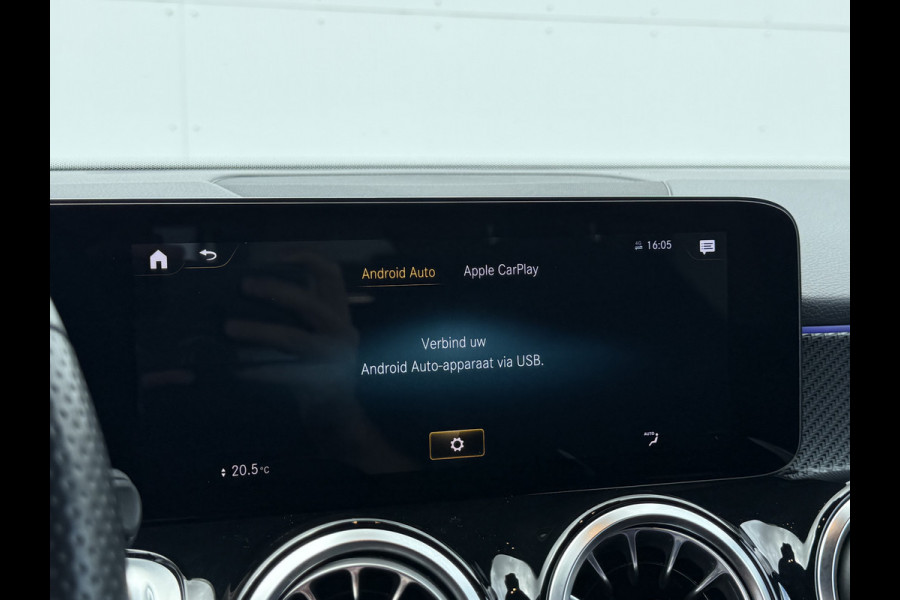 Mercedes-Benz Glb 200 Business Solution AMG | Pano | Trekhaak | ACC | 360* Camera | LED | DAB+ | 19 inch