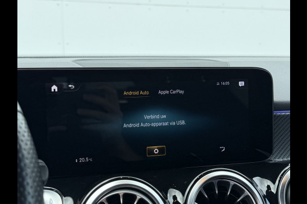 Mercedes-Benz Glb 200 Business Solution AMG | Pano | Trekhaak | ACC | 360* Camera | LED | DAB+ | 19 inch