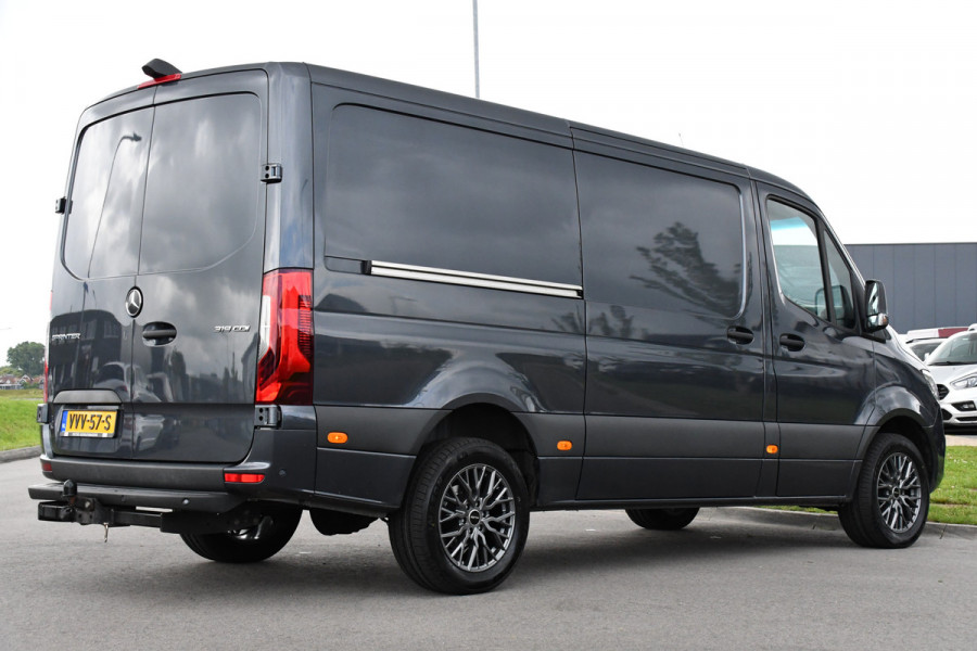 Mercedes-Benz Sprinter 319 1.9 CDI L2H1 RWD PB Edition Full Options! 360 Camera, 3500kg Trekhaak, Cruise, LED, Stoelverwarming, 10,5'' Mbux, 2 x Schuifdeur, Leder, Uniek!