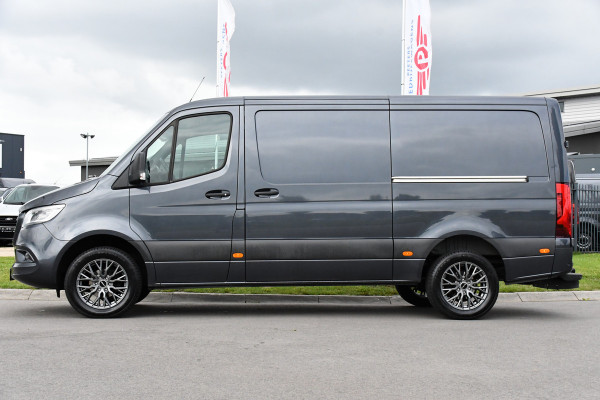 Mercedes-Benz Sprinter 319 1.9 CDI L2H1 RWD PB Edition Full Options! 360 Camera, 3500kg Trekhaak, Cruise, LED, Stoelverwarming, 10,5'' Mbux, 2 x Schuifdeur, Leder, Uniek!