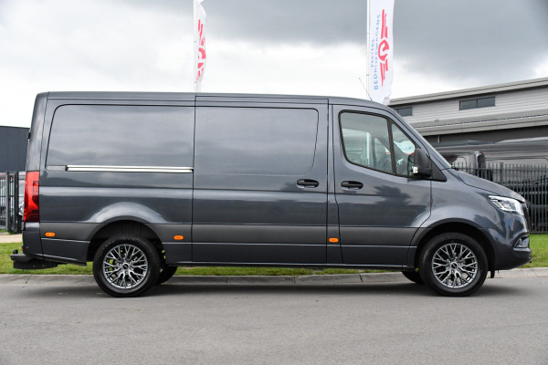 Mercedes-Benz Sprinter 319 1.9 CDI L2H1 RWD PB Edition Full Options! 360 Camera, 3500kg Trekhaak, Cruise, LED, Stoelverwarming, 10,5'' Mbux, 2 x Schuifdeur, Leder, Uniek!