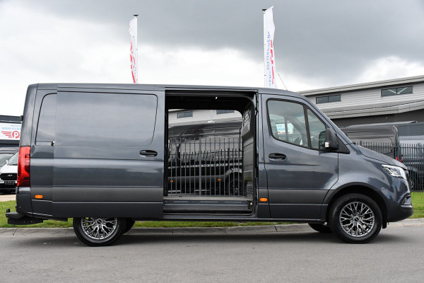 Mercedes-Benz Sprinter 319 1.9 CDI L2H1 RWD PB Edition Full Options! 360 Camera, 3500kg Trekhaak, Cruise, LED, Stoelverwarming, 10,5'' Mbux, 2 x Schuifdeur, Leder, Uniek!