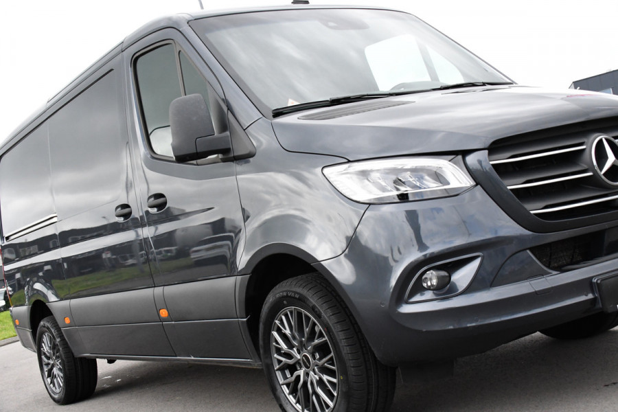 Mercedes-Benz Sprinter 319 1.9 CDI L2H1 RWD PB Edition Full Options! 360 Camera, 3500kg Trekhaak, Cruise, LED, Stoelverwarming, 10,5'' Mbux, 2 x Schuifdeur, Leder, Uniek!