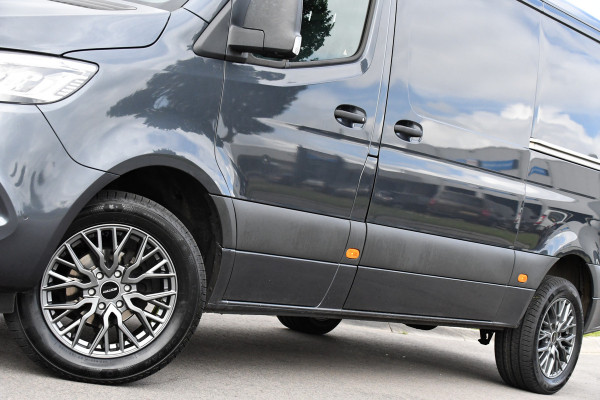 Mercedes-Benz Sprinter 319 1.9 CDI L2H1 RWD PB Edition Full Options! 360 Camera, 3500kg Trekhaak, Cruise, LED, Stoelverwarming, 10,5'' Mbux, 2 x Schuifdeur, Leder, Uniek!