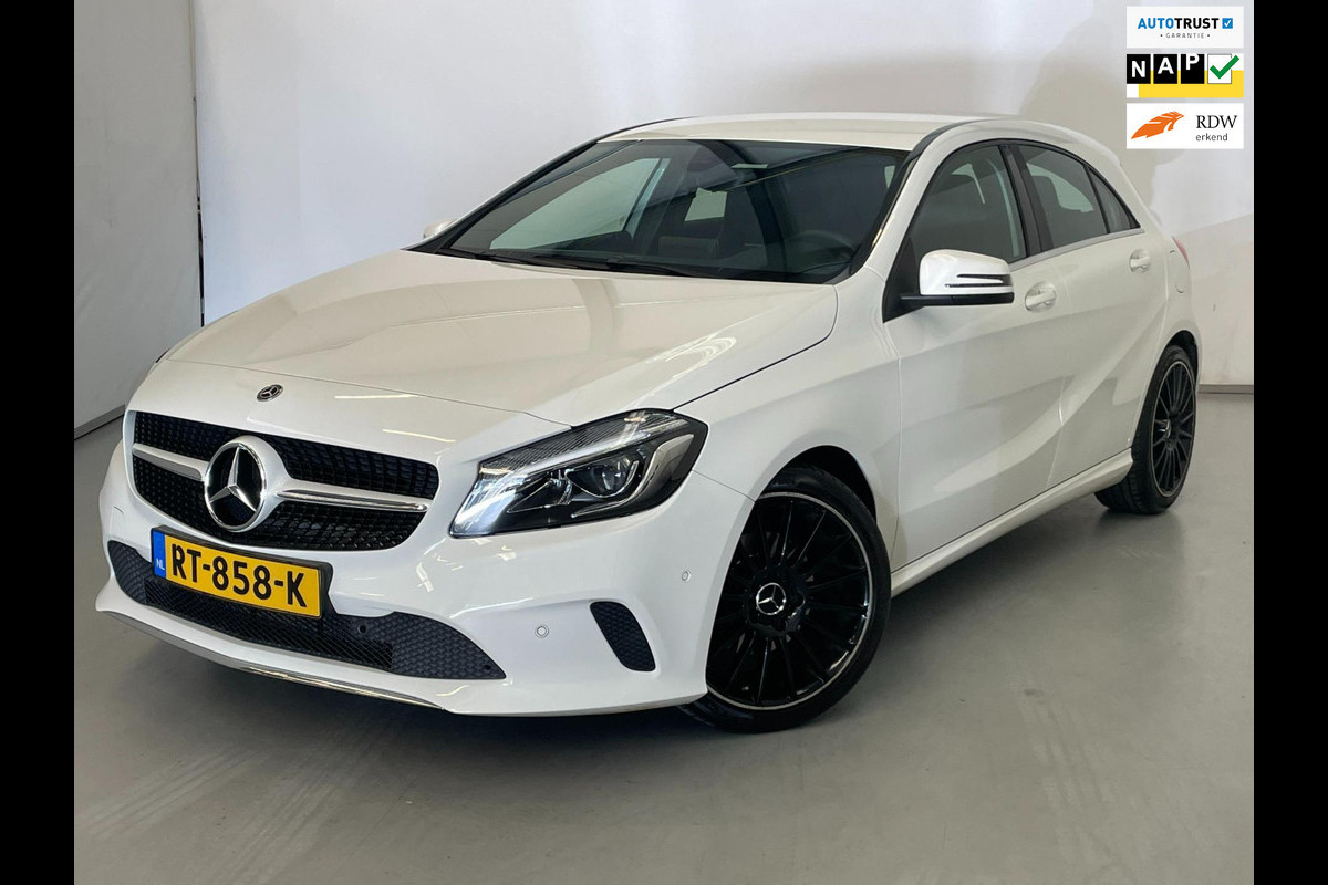 Mercedes-Benz A-Klasse 180 / NL-auto / Camera / Stoelverwarming Mercedes-Benz A-Klasse 180 / NL-auto / Camera / Stoelverwarming