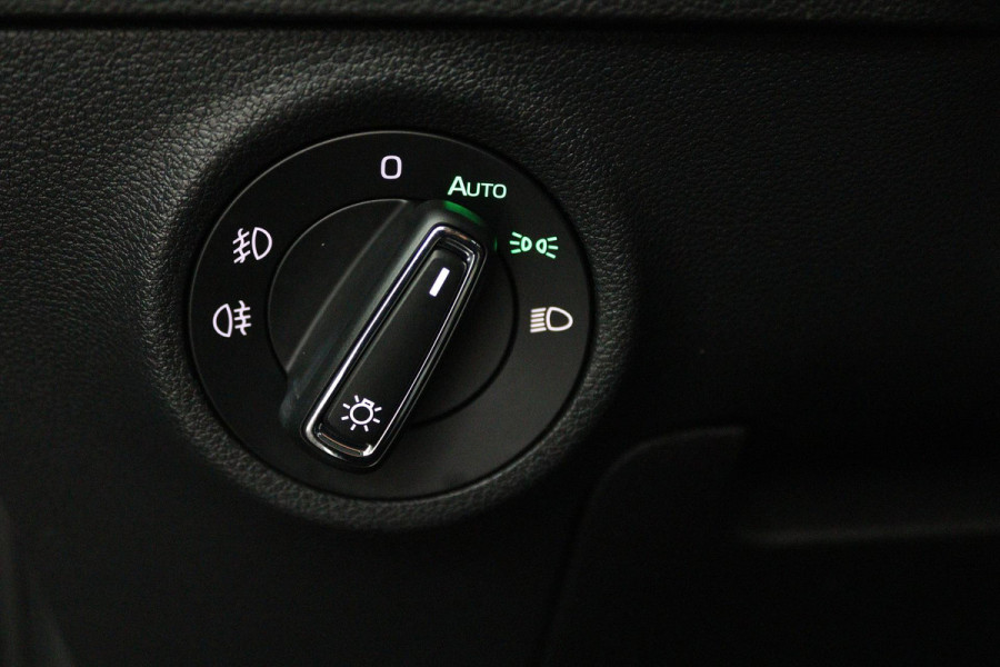Škoda Karoq 1.5 TSI ACT Style Business (STOELVERWARMING, ACHTERUITRIJCAMERA, NAVIGATIE, CANTON AUDIO, SFEERVERLICHTING)