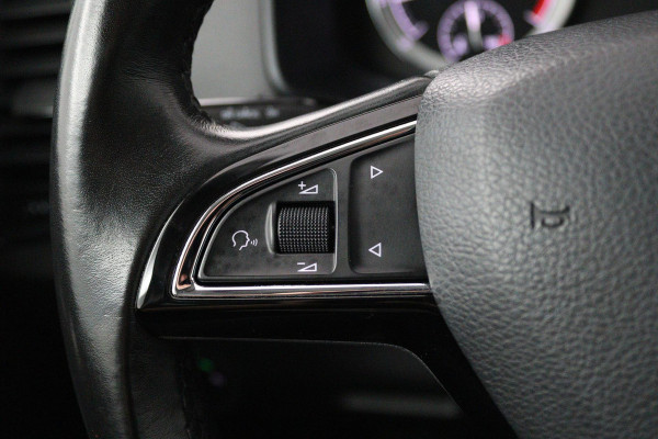 Škoda Karoq 1.5 TSI ACT Style Business (STOELVERWARMING, ACHTERUITRIJCAMERA, NAVIGATIE, CANTON AUDIO, SFEERVERLICHTING)