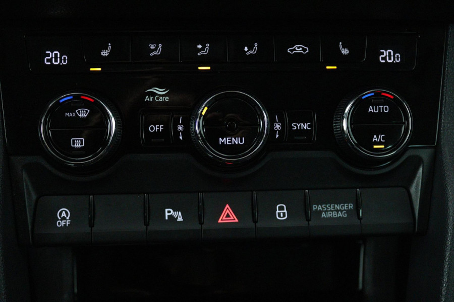 Škoda Karoq 1.5 TSI ACT Style Business (STOELVERWARMING, ACHTERUITRIJCAMERA, NAVIGATIE, CANTON AUDIO, SFEERVERLICHTING)