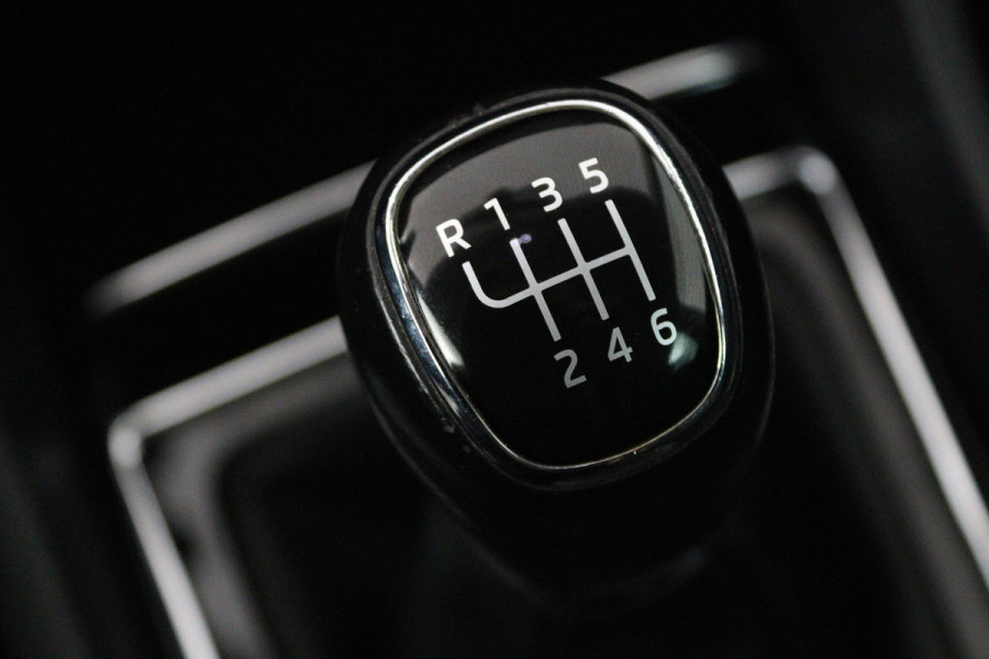 Škoda Karoq 1.5 TSI ACT Style Business (STOELVERWARMING, ACHTERUITRIJCAMERA, NAVIGATIE, CANTON AUDIO, SFEERVERLICHTING)