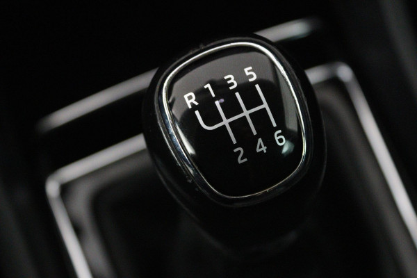 Škoda Karoq 1.5 TSI ACT Style Business (STOELVERWARMING, ACHTERUITRIJCAMERA, NAVIGATIE, CANTON AUDIO, SFEERVERLICHTING)