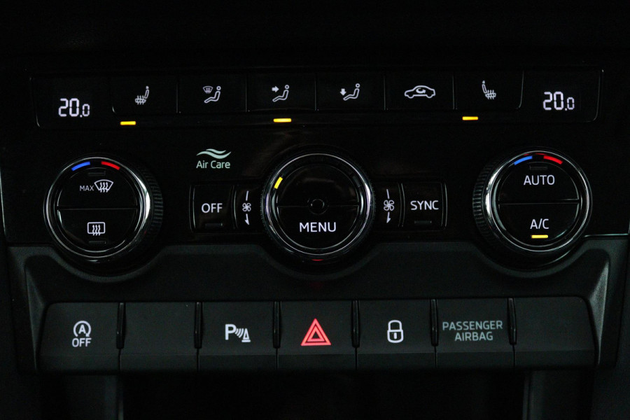 Škoda Karoq 1.5 TSI ACT Style Business (STOELVERWARMING, ACHTERUITRIJCAMERA, NAVIGATIE, CANTON AUDIO, SFEERVERLICHTING)