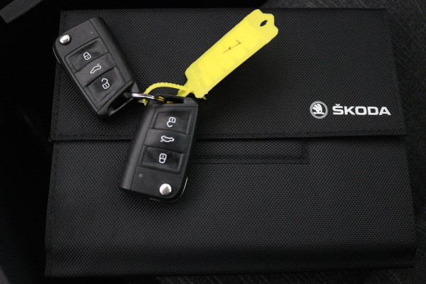 Škoda Karoq 1.5 TSI ACT Style Business (STOELVERWARMING, ACHTERUITRIJCAMERA, NAVIGATIE, CANTON AUDIO, SFEERVERLICHTING)