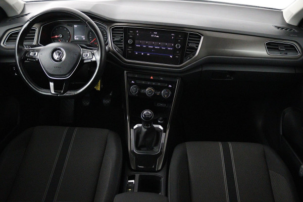 Volkswagen T-Roc 1.5 TSI Style (TREKHAAK, PARKEERSENSOREN, CRUISE CONTROL ADAPTIEF, NAVIGATIE, NL-AUTO, GOED ONDERHOUDEN)