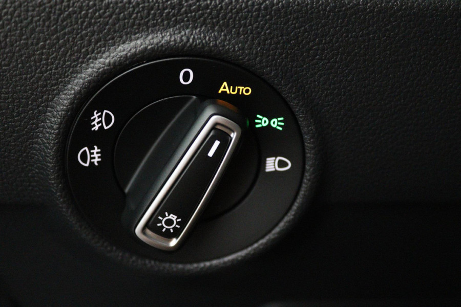 Volkswagen T-Roc 1.5 TSI Style (TREKHAAK, PARKEERSENSOREN, CRUISE CONTROL ADAPTIEF, NAVIGATIE, NL-AUTO, GOED ONDERHOUDEN)