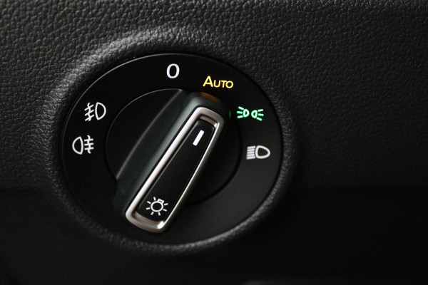 Volkswagen T-Roc 1.5 TSI Style (TREKHAAK, PARKEERSENSOREN, CRUISE CONTROL ADAPTIEF, NAVIGATIE, NL-AUTO, GOED ONDERHOUDEN)