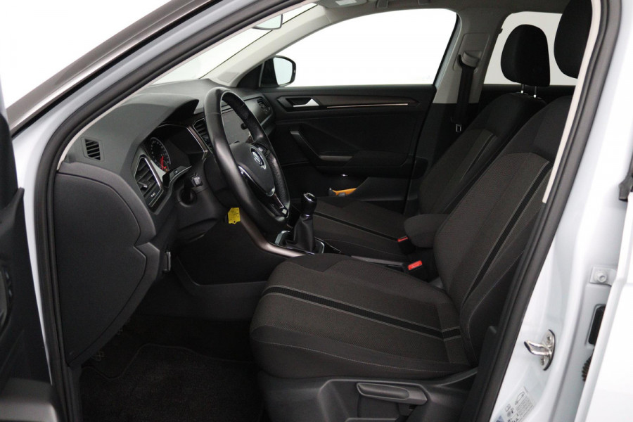 Volkswagen T-Roc 1.5 TSI Style (TREKHAAK, PARKEERSENSOREN, CRUISE CONTROL ADAPTIEF, NAVIGATIE, NL-AUTO, GOED ONDERHOUDEN)