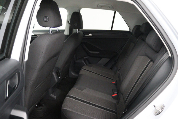 Volkswagen T-Roc 1.5 TSI Style (TREKHAAK, PARKEERSENSOREN, CRUISE CONTROL ADAPTIEF, NAVIGATIE, NL-AUTO, GOED ONDERHOUDEN)