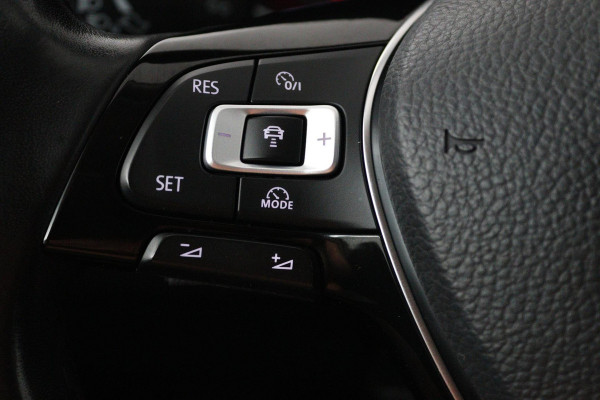 Volkswagen T-Roc 1.5 TSI Style (TREKHAAK, PARKEERSENSOREN, CRUISE CONTROL ADAPTIEF, NAVIGATIE, NL-AUTO, GOED ONDERHOUDEN)