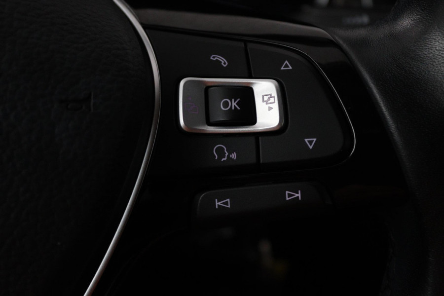 Volkswagen T-Roc 1.5 TSI Style (TREKHAAK, PARKEERSENSOREN, CRUISE CONTROL ADAPTIEF, NAVIGATIE, NL-AUTO, GOED ONDERHOUDEN)