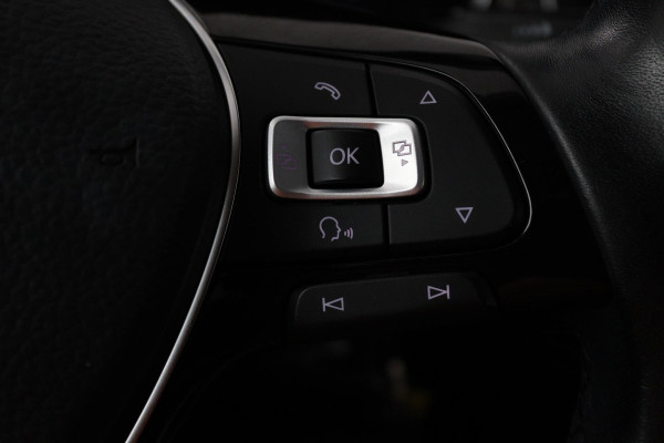 Volkswagen T-Roc 1.5 TSI Style (TREKHAAK, PARKEERSENSOREN, CRUISE CONTROL ADAPTIEF, NAVIGATIE, NL-AUTO, GOED ONDERHOUDEN)