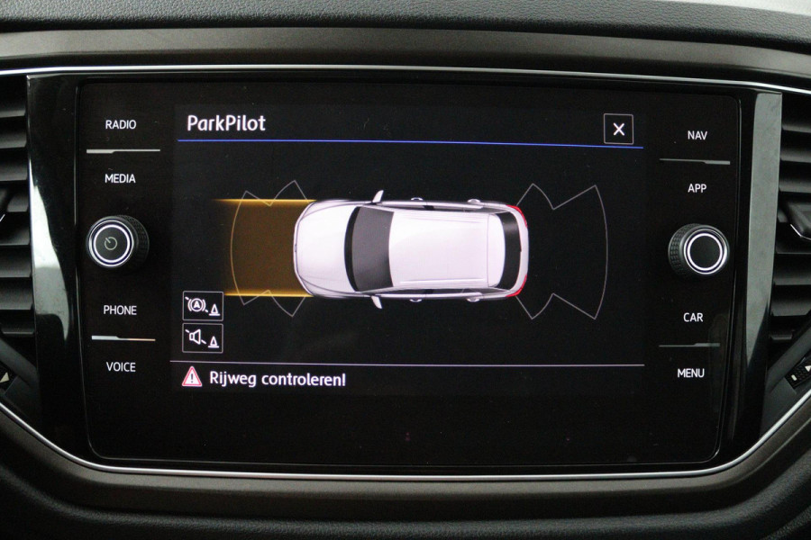 Volkswagen T-Roc 1.5 TSI Style (TREKHAAK, PARKEERSENSOREN, CRUISE CONTROL ADAPTIEF, NAVIGATIE, NL-AUTO, GOED ONDERHOUDEN)