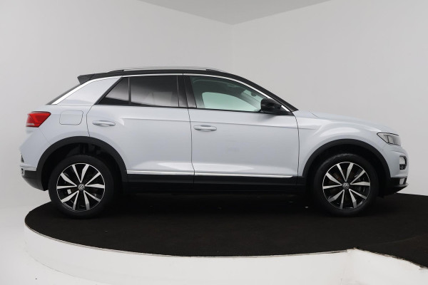 Volkswagen T-Roc 1.5 TSI Style (TREKHAAK, PARKEERSENSOREN, CRUISE CONTROL ADAPTIEF, NAVIGATIE, NL-AUTO, GOED ONDERHOUDEN)