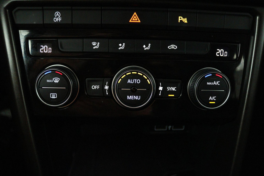 Volkswagen T-Roc 1.5 TSI Style (TREKHAAK, PARKEERSENSOREN, CRUISE CONTROL ADAPTIEF, NAVIGATIE, NL-AUTO, GOED ONDERHOUDEN)