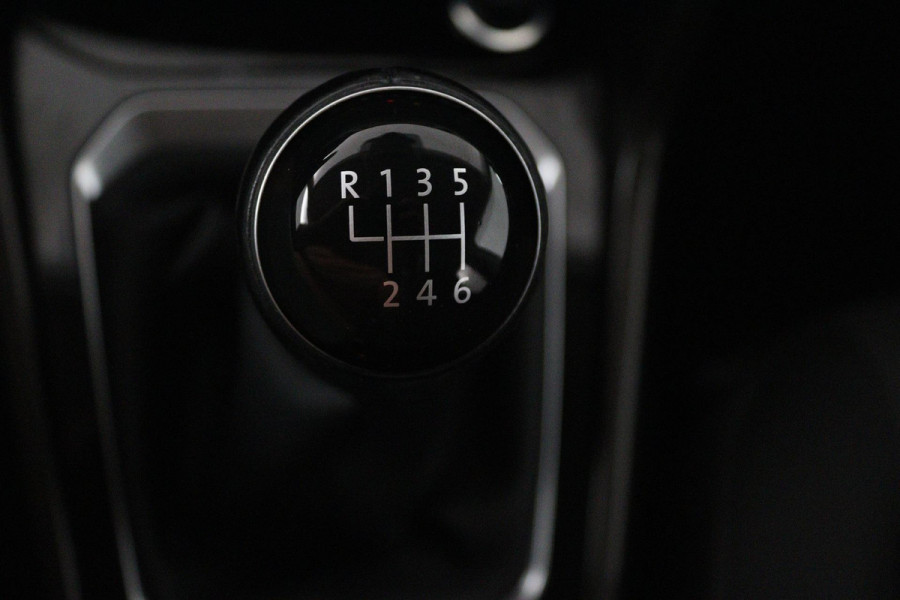 Volkswagen T-Roc 1.5 TSI Style (TREKHAAK, PARKEERSENSOREN, CRUISE CONTROL ADAPTIEF, NAVIGATIE, NL-AUTO, GOED ONDERHOUDEN)