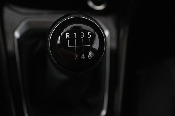 Volkswagen T-Roc 1.5 TSI Style (TREKHAAK, PARKEERSENSOREN, CRUISE CONTROL ADAPTIEF, NAVIGATIE, NL-AUTO, GOED ONDERHOUDEN)