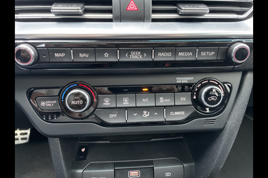 Kia e-Niro ExecutiveLine 64 kWh Achteruitrijcamera - Cruise control - Navigatiesysteem full map -  Parkeersensoren voor en achter - Dodehoek detector - Lederen bekleding -  Lederen stuurwiel - Mistlampen voor