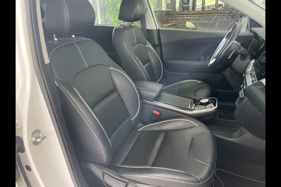 Kia e-Niro ExecutiveLine 64 kWh Achteruitrijcamera - Cruise control - Navigatiesysteem full map -  Parkeersensoren voor en achter - Dodehoek detector - Lederen bekleding -  Lederen stuurwiel - Mistlampen voor