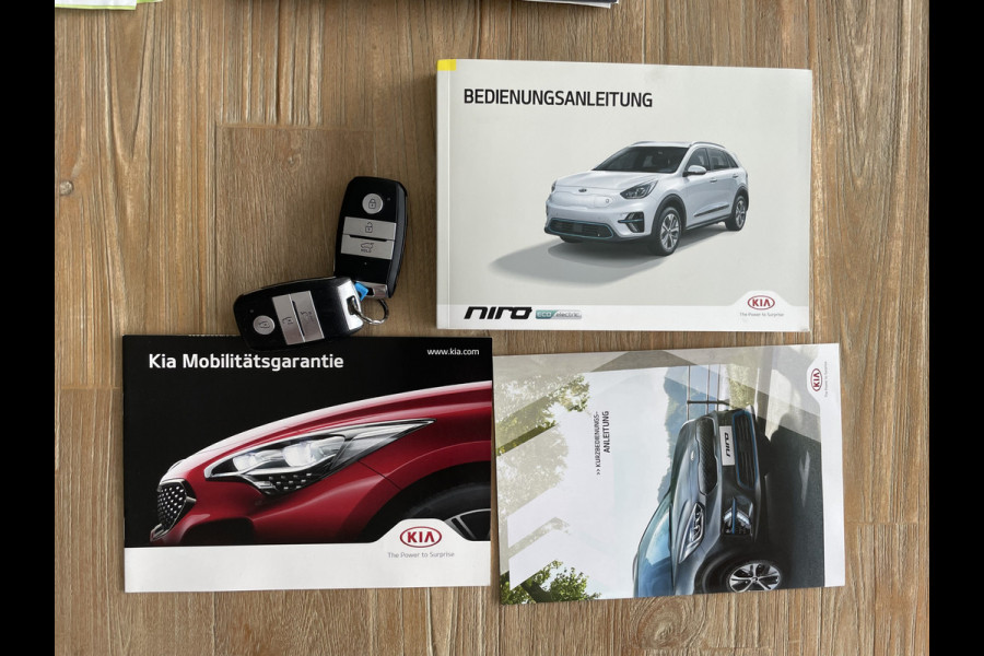 Kia e-Niro ExecutiveLine 64 kWh Achteruitrijcamera - Cruise control - Navigatiesysteem full map -  Parkeersensoren voor en achter - Dodehoek detector - Lederen bekleding -  Lederen stuurwiel - Mistlampen voor