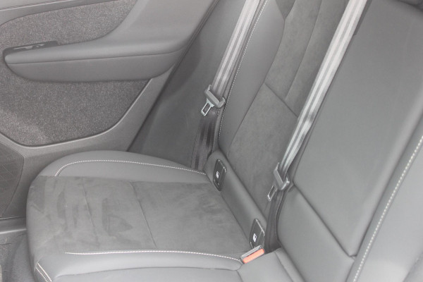 Volvo XC40 B3 177PK Automaat Plus Dark Google infotainment / Draadloos telefoon opladen / Elektrisch bedienbare bestuurdersstoel met geheugen / Adaptieve Cruise Control