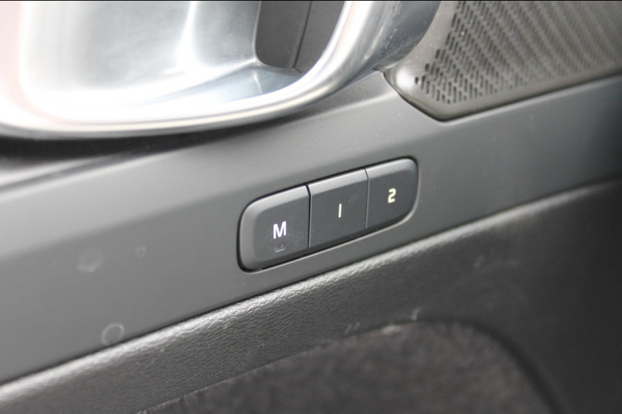 Volvo XC40 B3 177PK Automaat Plus Dark Google infotainment / Draadloos telefoon opladen / Elektrisch bedienbare bestuurdersstoel met geheugen / Adaptieve Cruise Control