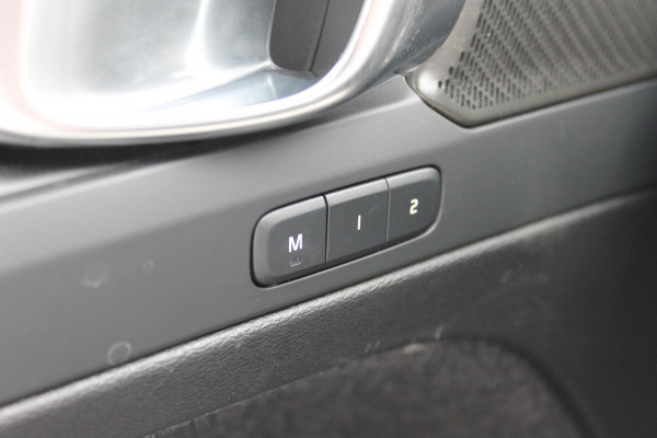 Volvo XC40 B3 177PK Automaat Plus Dark Google infotainment / Draadloos telefoon opladen / Elektrisch bedienbare bestuurdersstoel met geheugen / Adaptieve Cruise Control