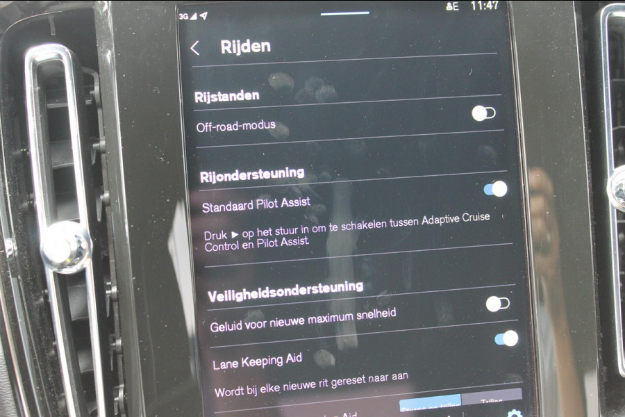Volvo XC40 B3 177PK Automaat Plus Dark Google infotainment / Draadloos telefoon opladen / Elektrisch bedienbare bestuurdersstoel met geheugen / Adaptieve Cruise Control