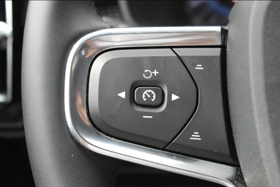 Volvo XC40 B3 177PK Automaat Plus Dark Google infotainment / Draadloos telefoon opladen / Elektrisch bedienbare bestuurdersstoel met geheugen / Adaptieve Cruise Control
