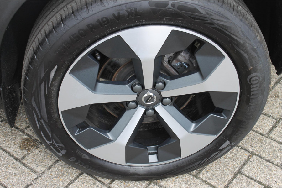 Volvo XC40 B3 177PK Automaat Plus Dark Google infotainment / Draadloos telefoon opladen / Elektrisch bedienbare bestuurdersstoel met geheugen / Adaptieve Cruise Control