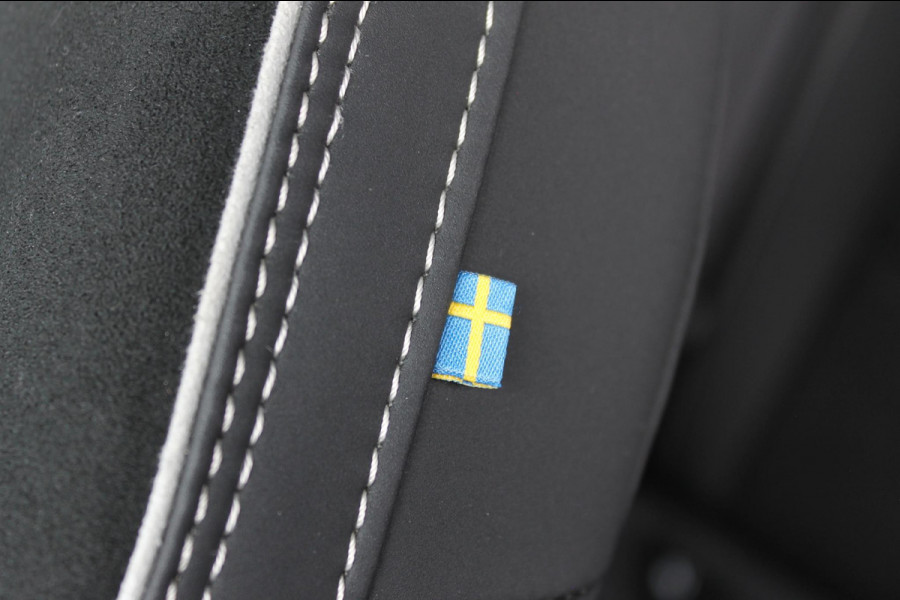 Volvo XC40 B3 177PK Automaat Plus Dark Google infotainment / Draadloos telefoon opladen / Elektrisch bedienbare bestuurdersstoel met geheugen / Adaptieve Cruise Control