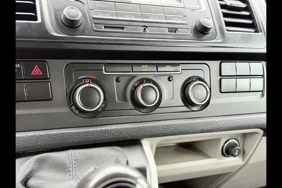 Volkswagen Transporter 2.0 TDI / L2H1 / DUBBELE CABINE / 1e EIG. / TREKHAAK / AIRCO / CRUISE / SIDEBARS