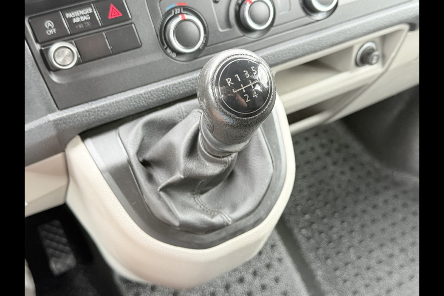 Volkswagen Transporter 2.0 TDI / L2H1 / DUBBELE CABINE / 1e EIG. / TREKHAAK / AIRCO / CRUISE / SIDEBARS