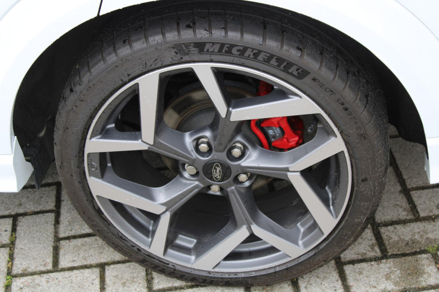 Ford Puma 1.5 EcoBoost ST-X | 200pk | NL auto | Trekhaak | Camera | Climate control | Winterpack | 19 Inch Lichtmetalen Velgen | BLIS | PDC V+A | Volledige historie