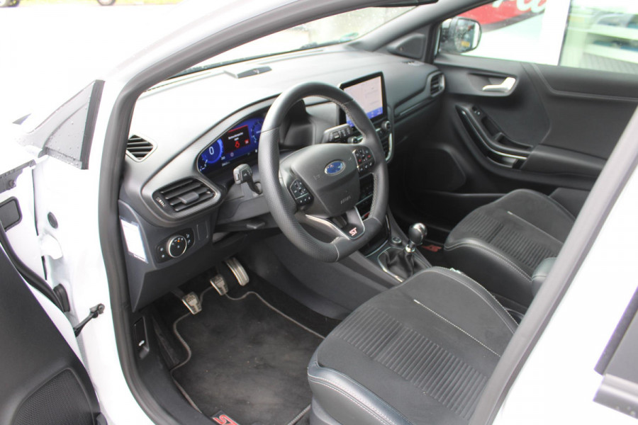 Ford Puma 1.5 EcoBoost ST-X | 200pk | NL auto | Trekhaak | Camera | Climate control | Winterpack | 19 Inch Lichtmetalen Velgen | BLIS | PDC V+A | Volledige historie