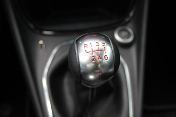Ford Puma 1.5 EcoBoost ST-X | 200pk | NL auto | Trekhaak | Camera | Climate control | Winterpack | 19 Inch Lichtmetalen Velgen | BLIS | PDC V+A | Volledige historie